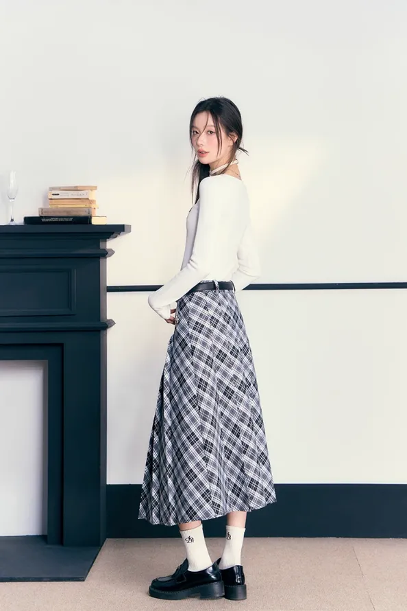 Classic Black and White Plaid Midi Skirt: A-Line Pleated Tartan Check Pattern with High Waist